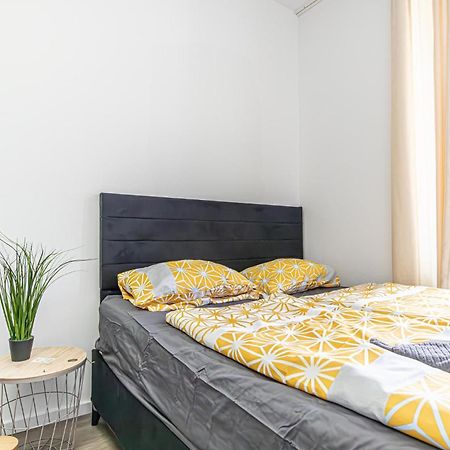 Near Schoenbrunn - Economy Rooms In Shared Apartment At Meidling Train Station ウィーン エクステリア 写真
