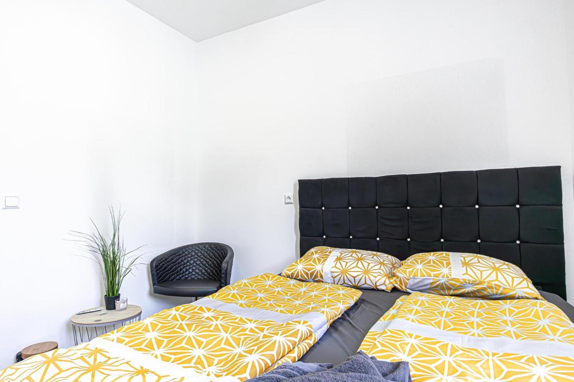Near Schoenbrunn - Economy Rooms In Shared Apartment At Meidling Train Station ウィーン エクステリア 写真