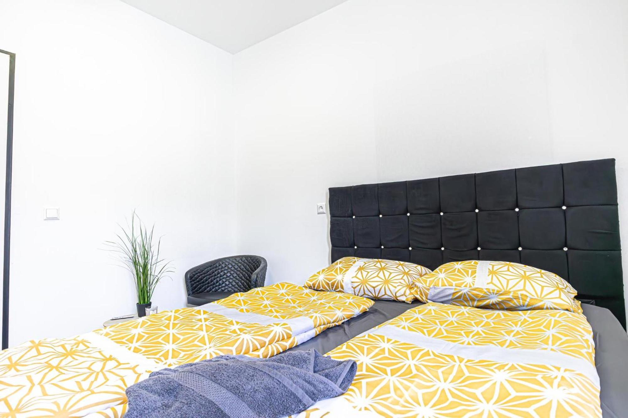 Near Schoenbrunn - Economy Rooms In Shared Apartment At Meidling Train Station ウィーン エクステリア 写真