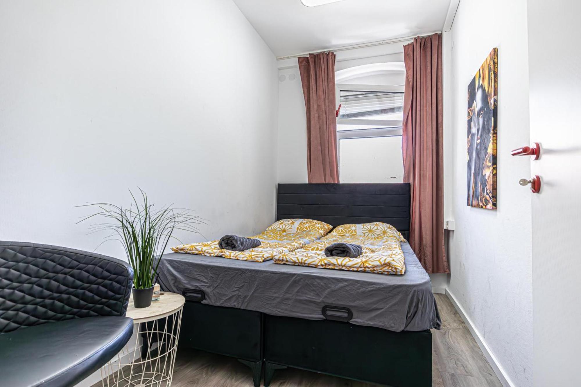 Near Schoenbrunn - Economy Rooms In Shared Apartment At Meidling Train Station ウィーン エクステリア 写真