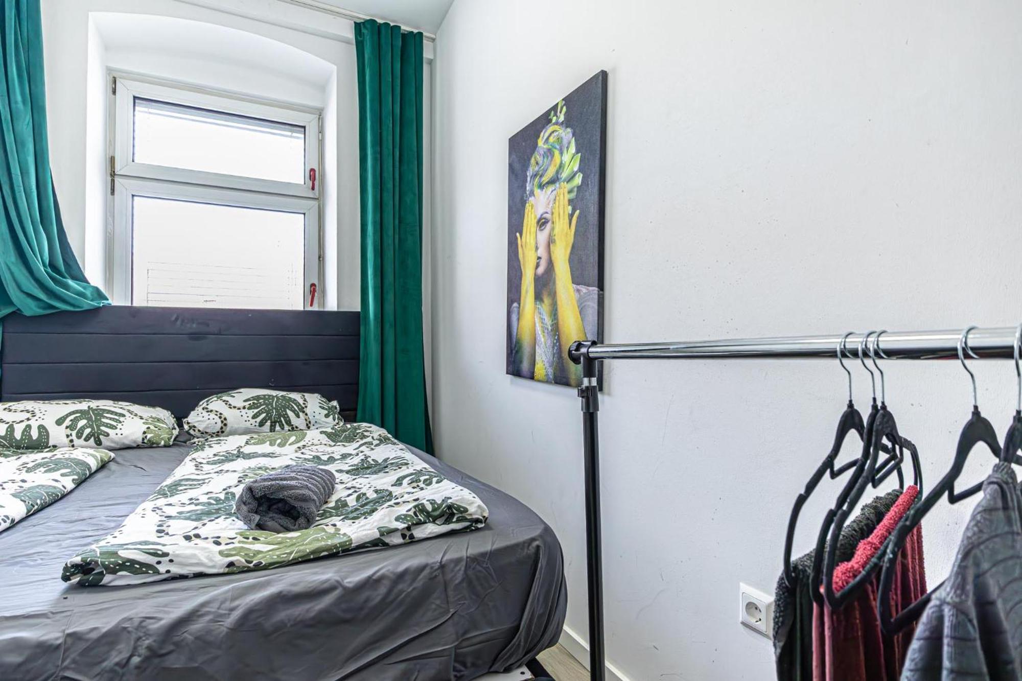 Near Schoenbrunn - Economy Rooms In Shared Apartment At Meidling Train Station ウィーン エクステリア 写真