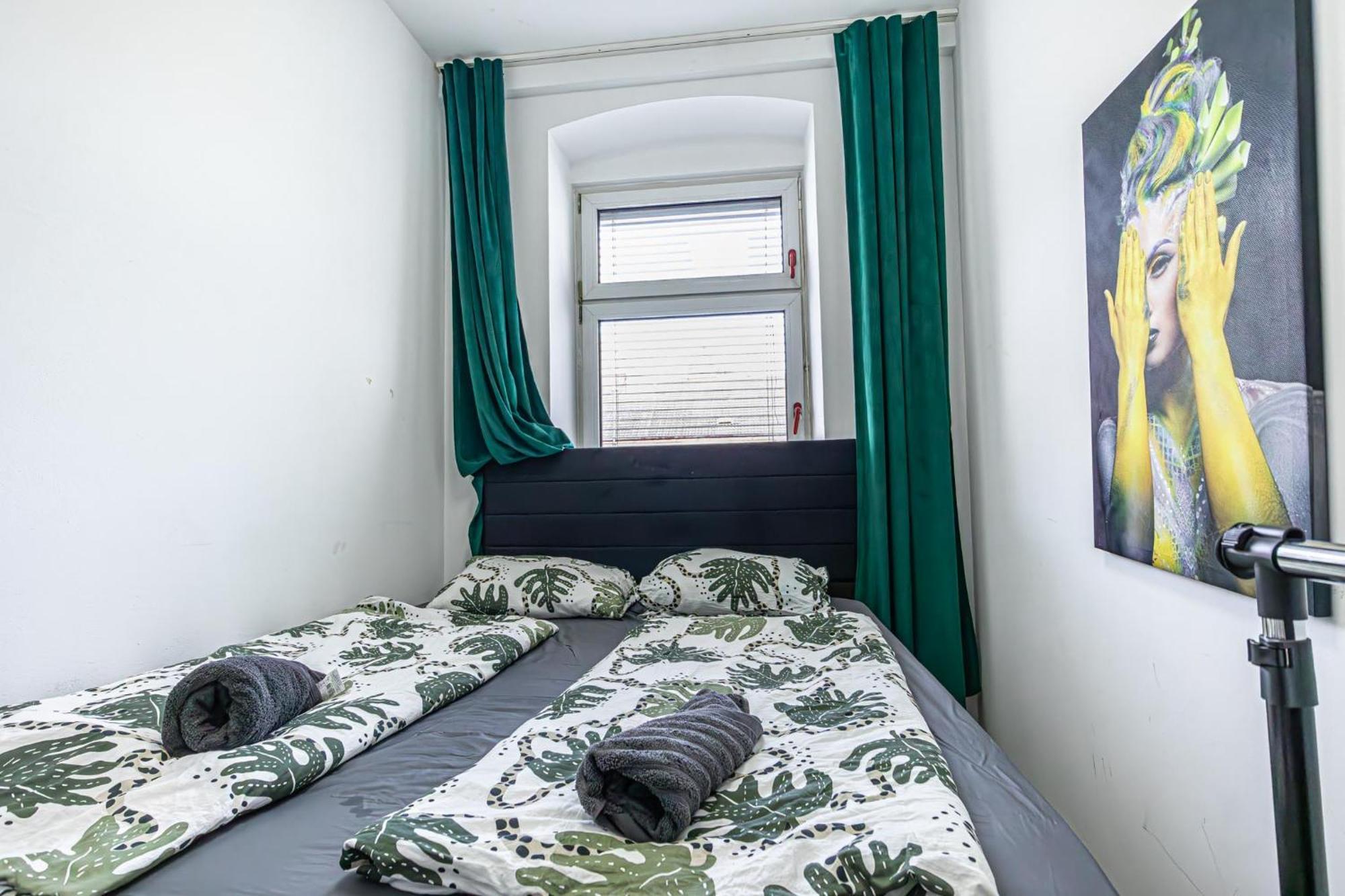 Near Schoenbrunn - Economy Rooms In Shared Apartment At Meidling Train Station ウィーン エクステリア 写真