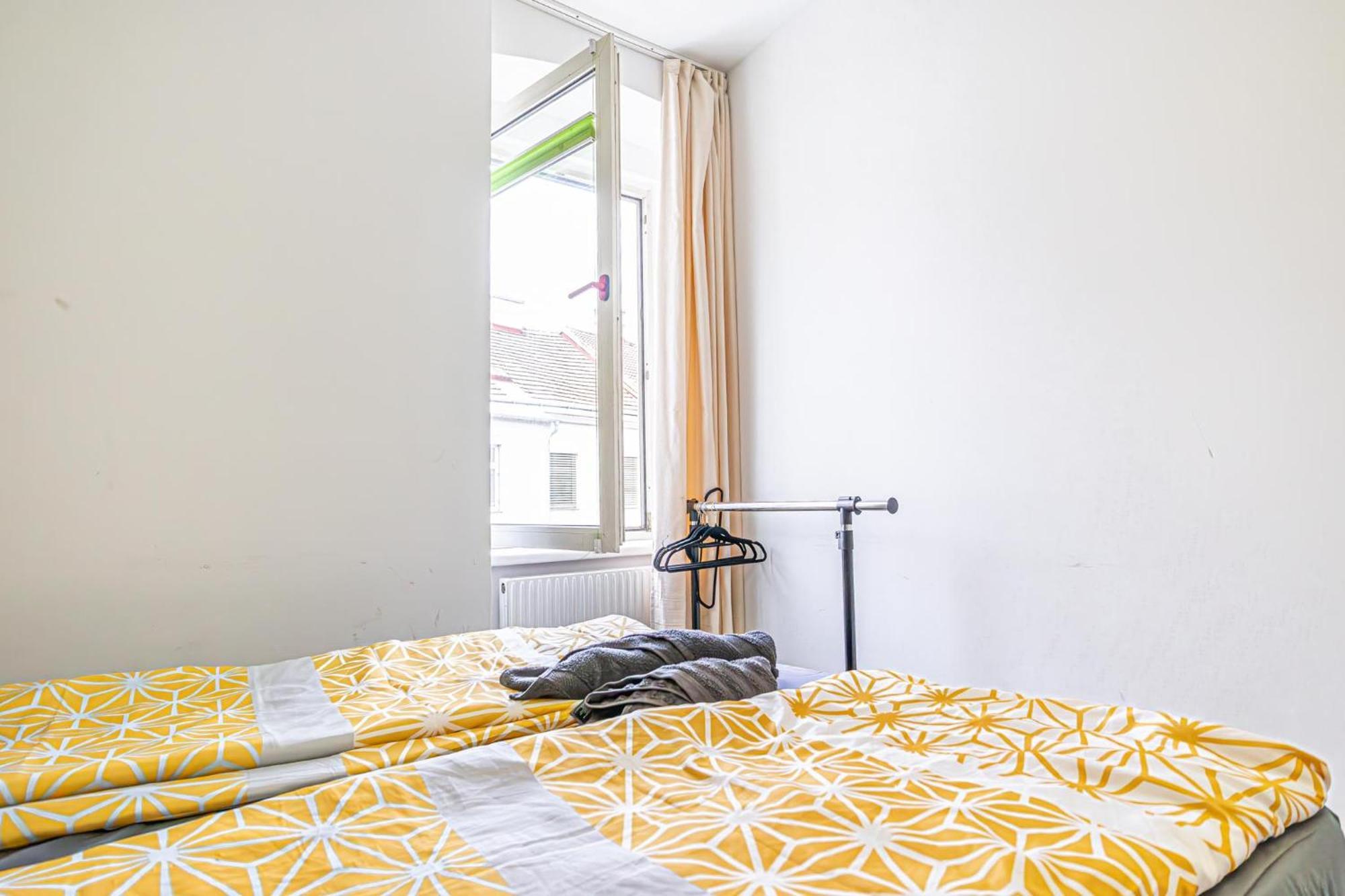 Near Schoenbrunn - Economy Rooms In Shared Apartment At Meidling Train Station ウィーン エクステリア 写真