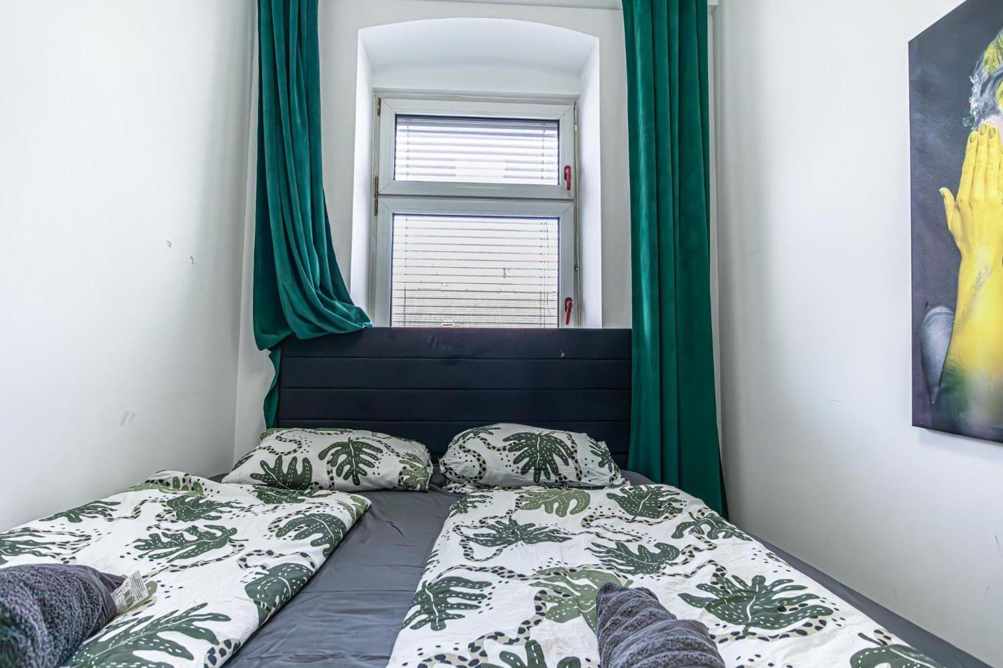 Near Schoenbrunn - Economy Rooms In Shared Apartment At Meidling Train Station ウィーン エクステリア 写真