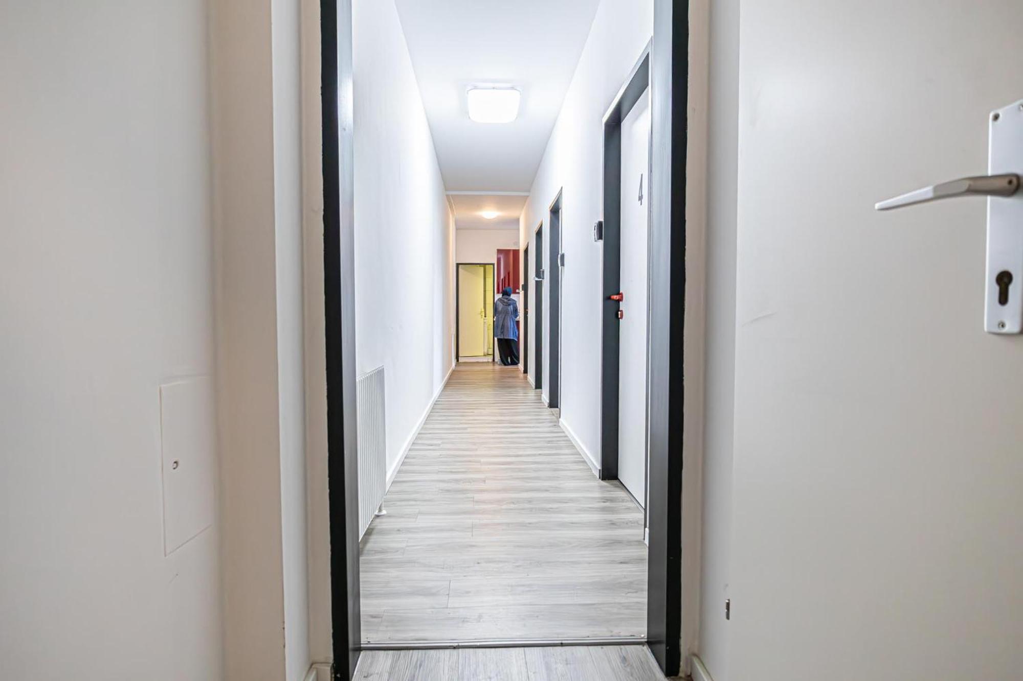 Near Schoenbrunn - Economy Rooms In Shared Apartment At Meidling Train Station ウィーン エクステリア 写真