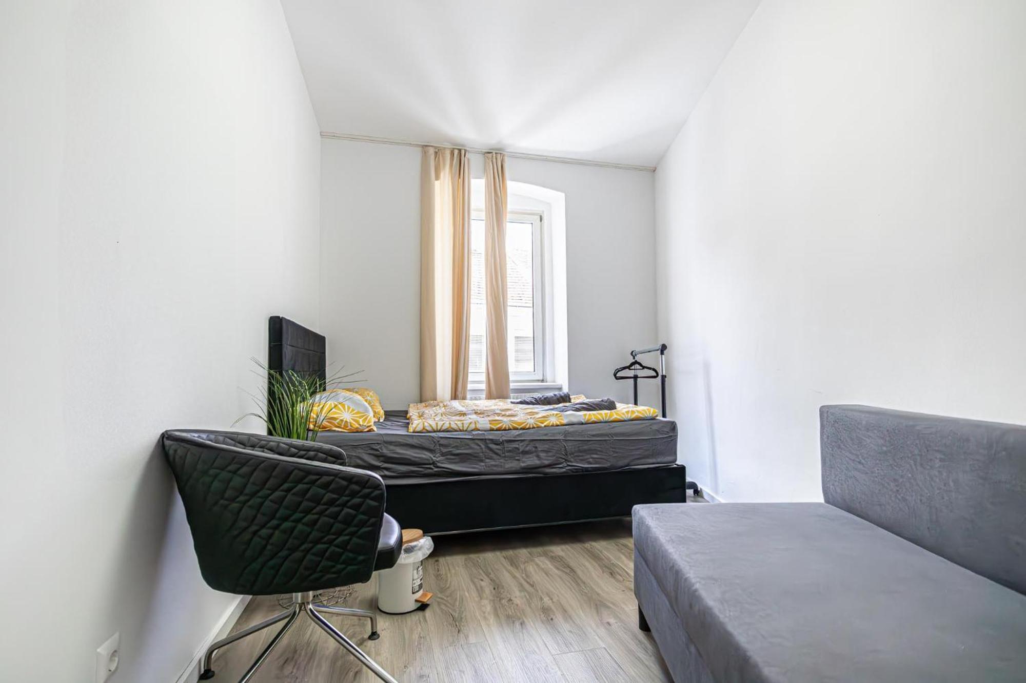 Near Schoenbrunn - Economy Rooms In Shared Apartment At Meidling Train Station ウィーン エクステリア 写真