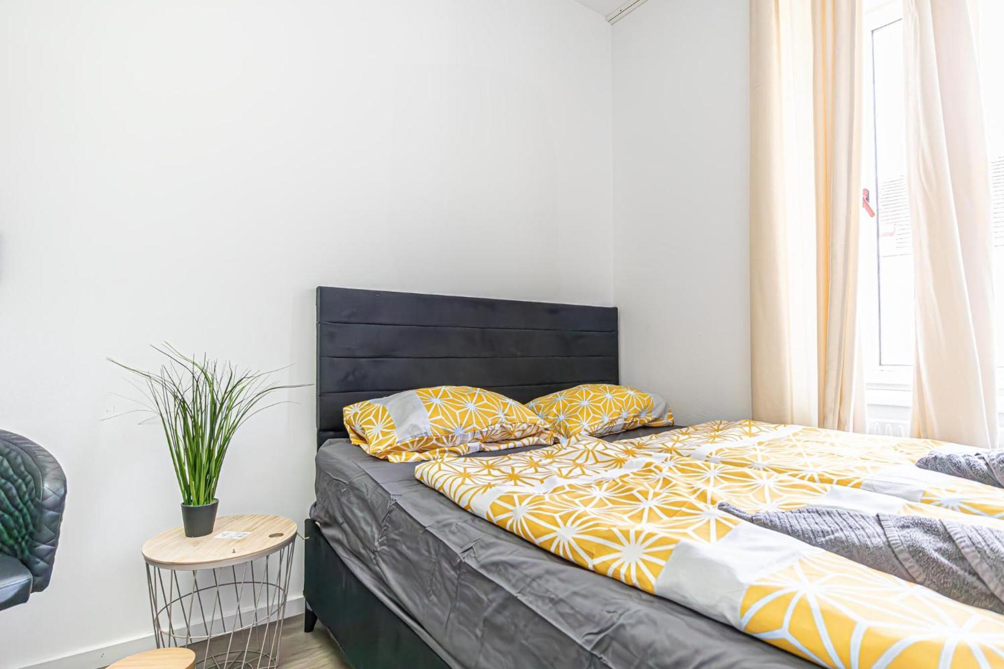 Near Schoenbrunn - Economy Rooms In Shared Apartment At Meidling Train Station ウィーン エクステリア 写真