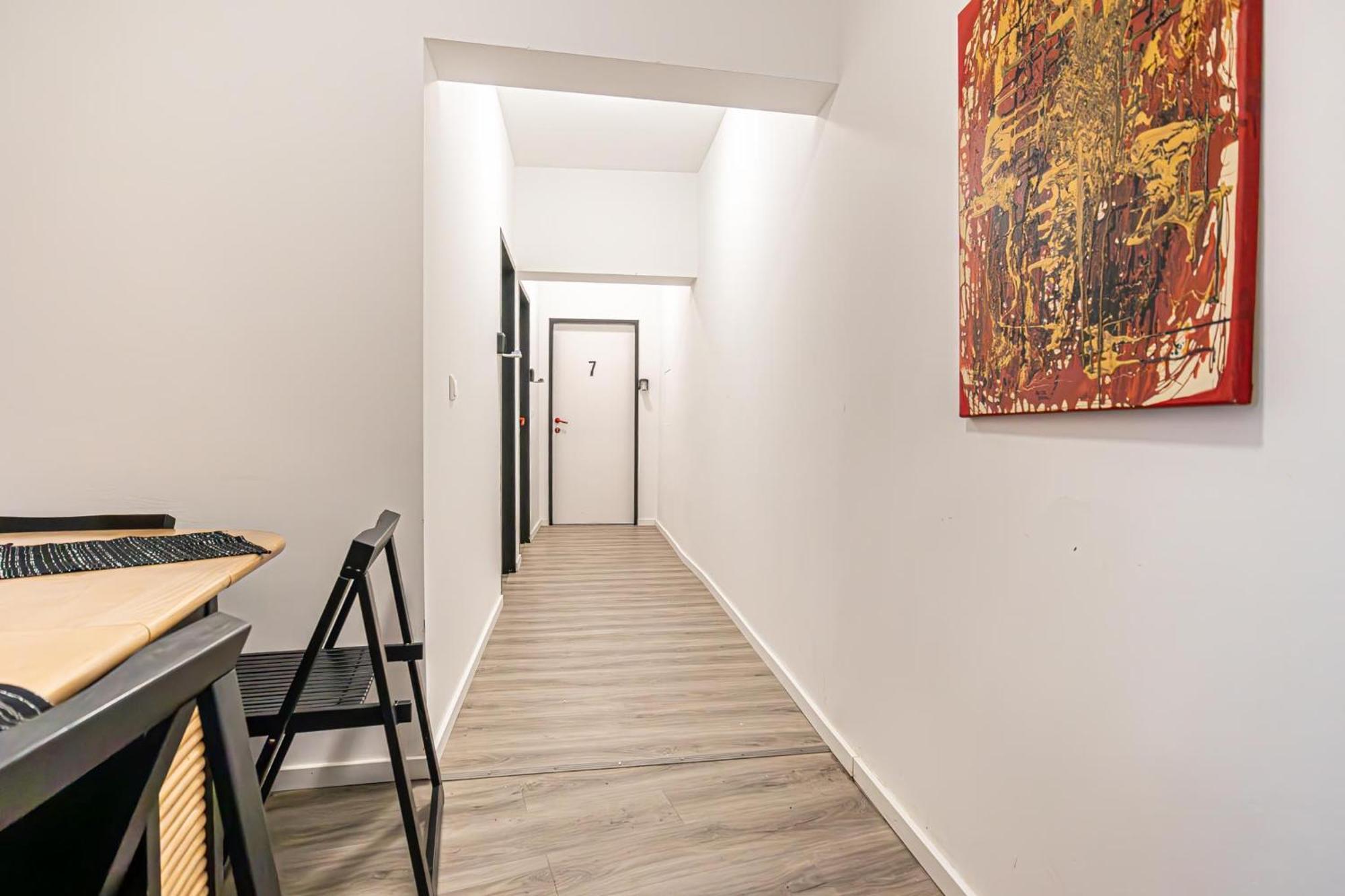 Near Schoenbrunn - Economy Rooms In Shared Apartment At Meidling Train Station ウィーン エクステリア 写真