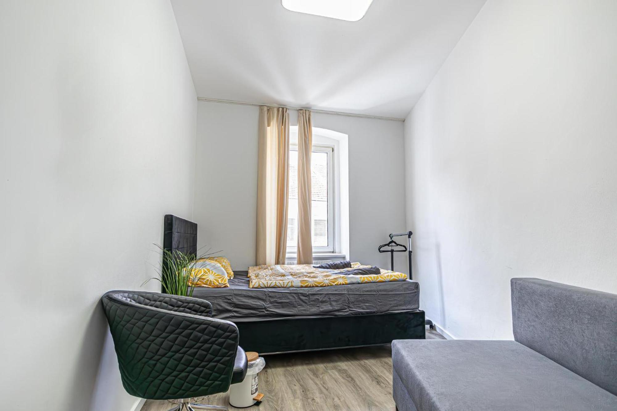 Near Schoenbrunn - Economy Rooms In Shared Apartment At Meidling Train Station ウィーン エクステリア 写真