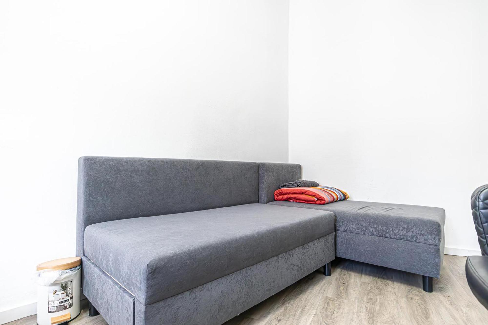 Near Schoenbrunn - Economy Rooms In Shared Apartment At Meidling Train Station ウィーン エクステリア 写真