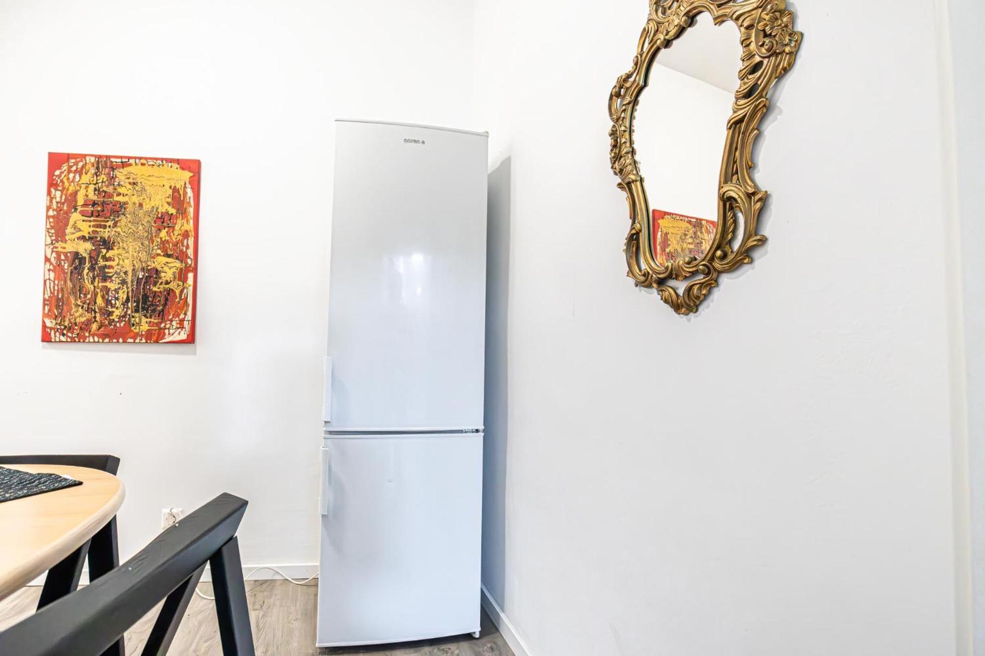 Near Schoenbrunn - Economy Rooms In Shared Apartment At Meidling Train Station ウィーン エクステリア 写真