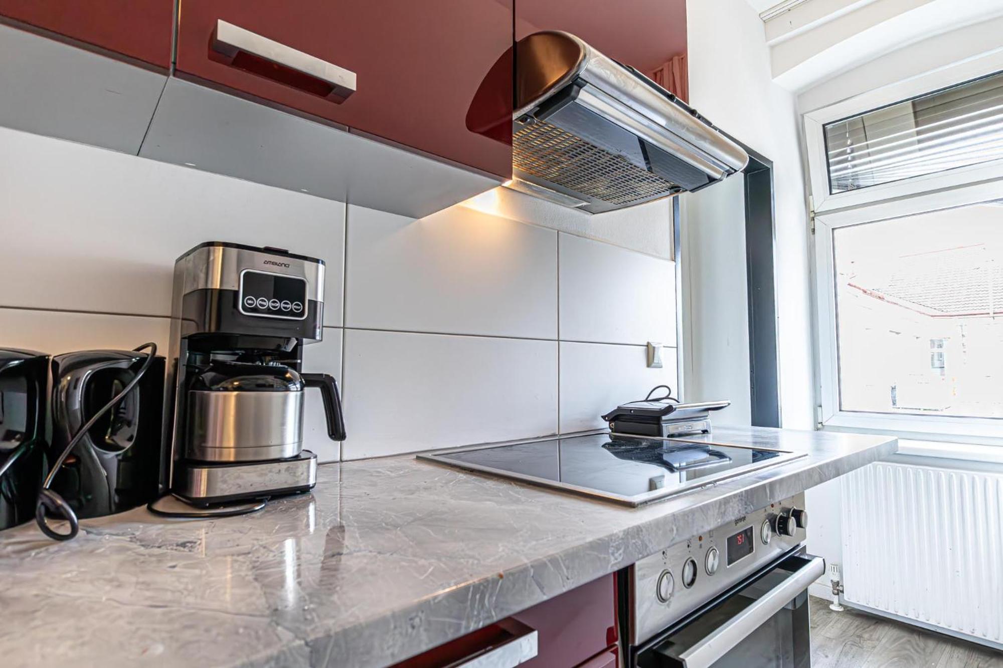 Near Schoenbrunn - Economy Rooms In Shared Apartment At Meidling Train Station ウィーン エクステリア 写真