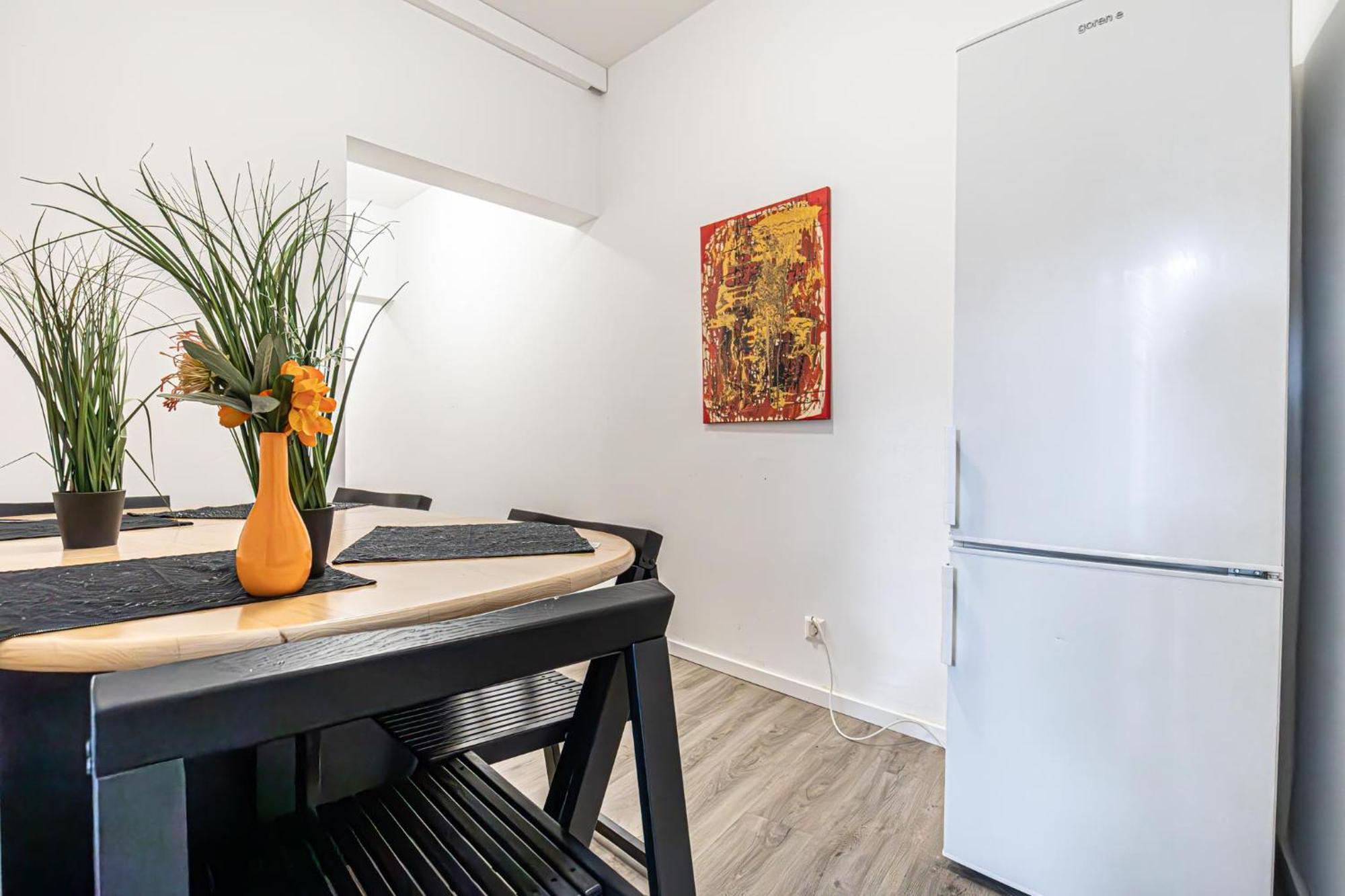 Near Schoenbrunn - Economy Rooms In Shared Apartment At Meidling Train Station ウィーン エクステリア 写真