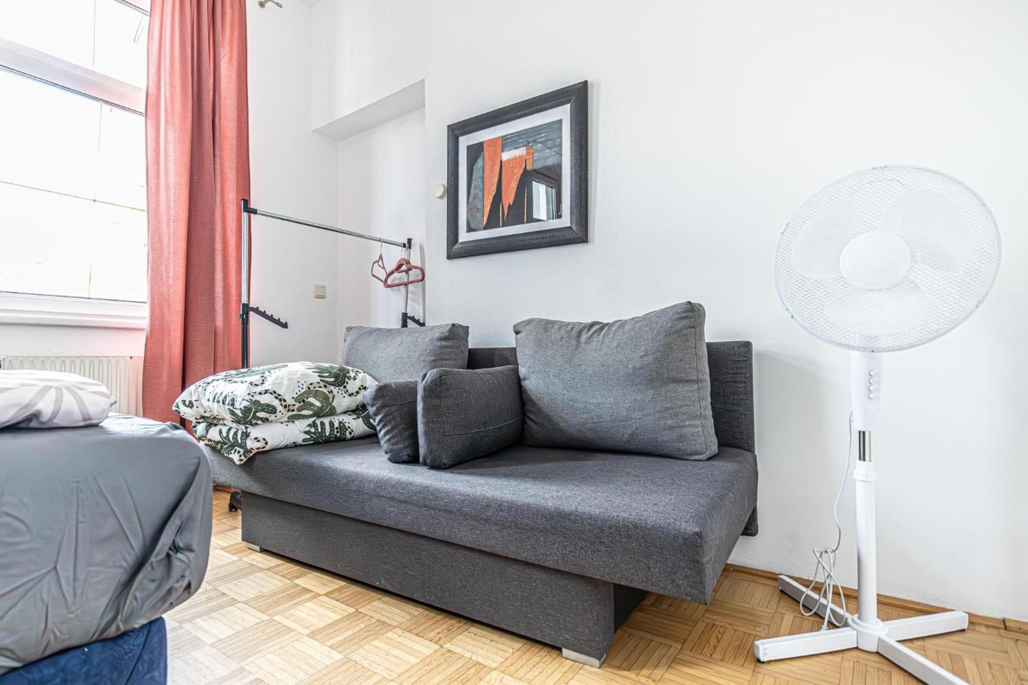 Near Schoenbrunn - Economy Rooms In Shared Apartment At Meidling Train Station ウィーン エクステリア 写真