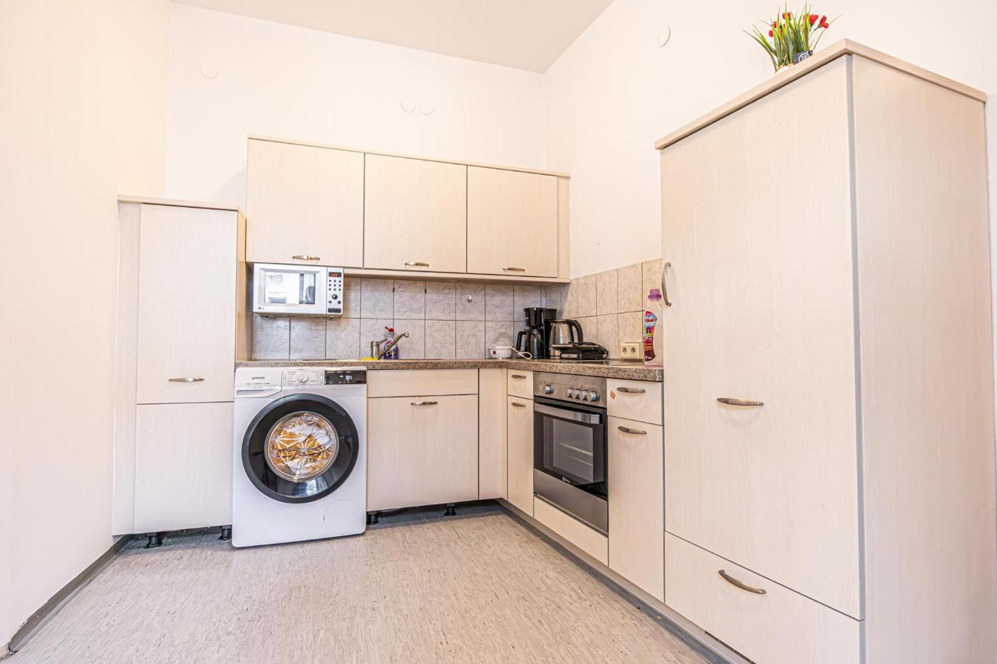 Near Schoenbrunn - Economy Rooms In Shared Apartment At Meidling Train Station ウィーン エクステリア 写真
