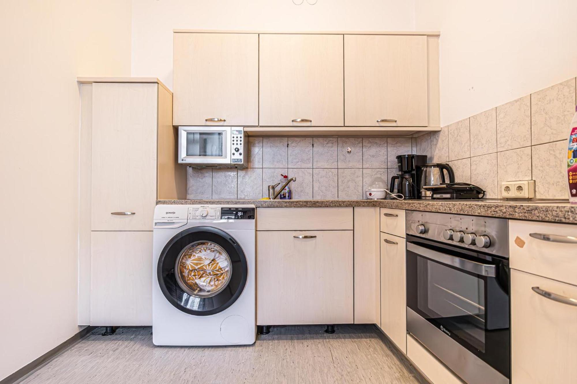 Near Schoenbrunn - Economy Rooms In Shared Apartment At Meidling Train Station ウィーン エクステリア 写真