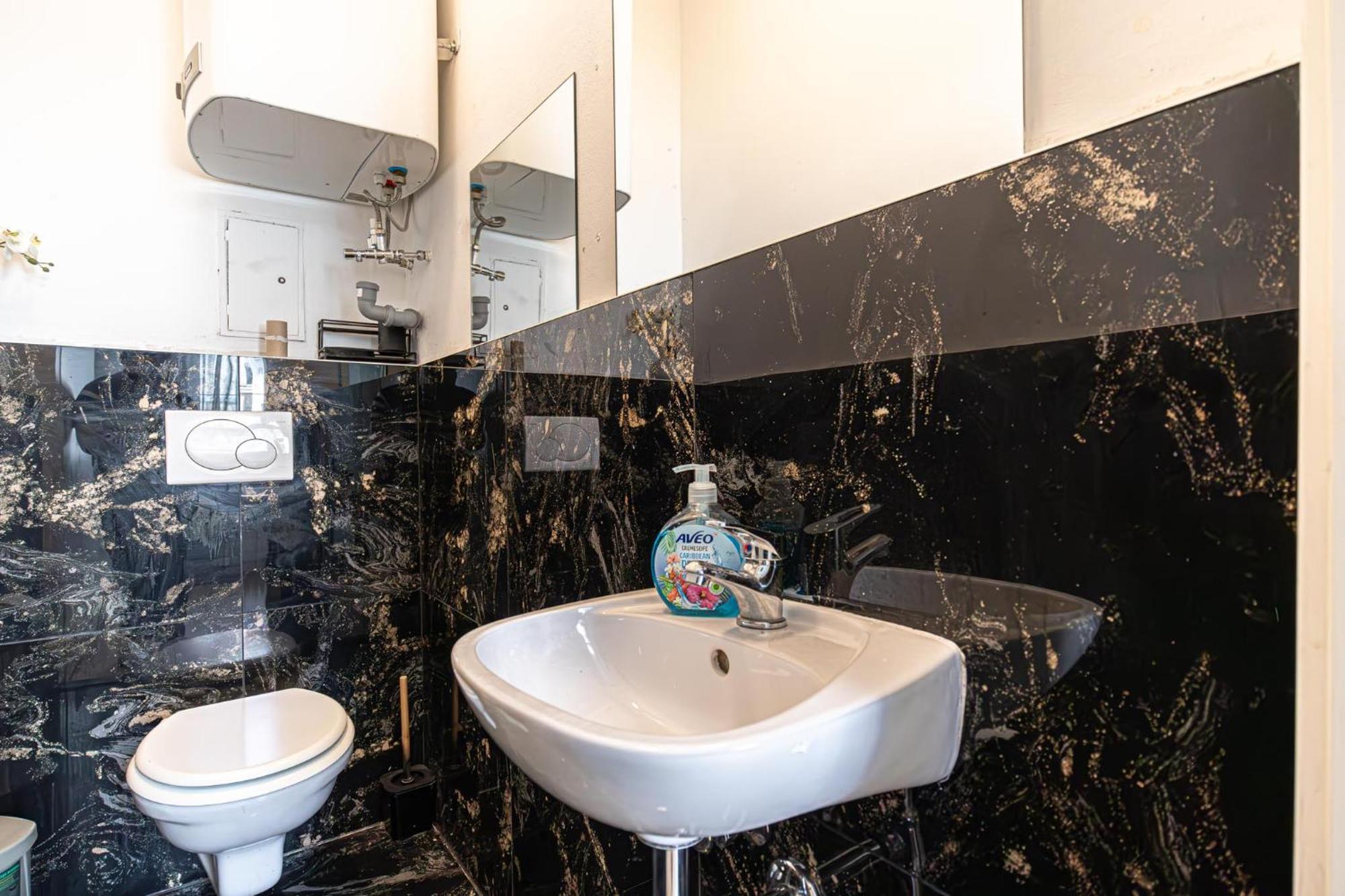 Near Schoenbrunn - Economy Rooms In Shared Apartment At Meidling Train Station ウィーン エクステリア 写真