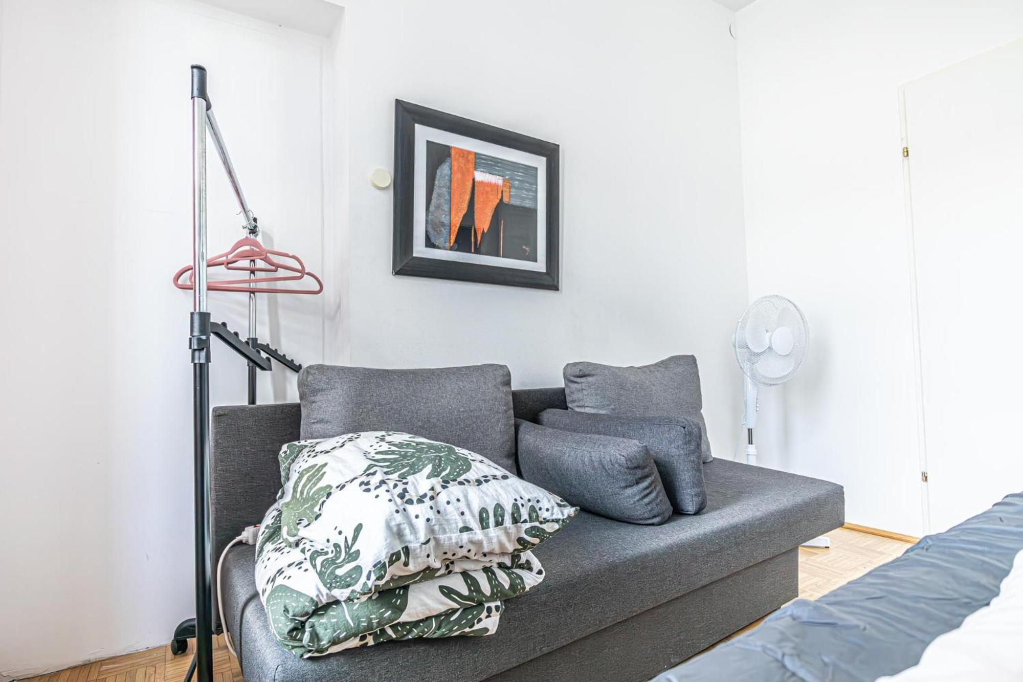 Near Schoenbrunn - Economy Rooms In Shared Apartment At Meidling Train Station ウィーン エクステリア 写真