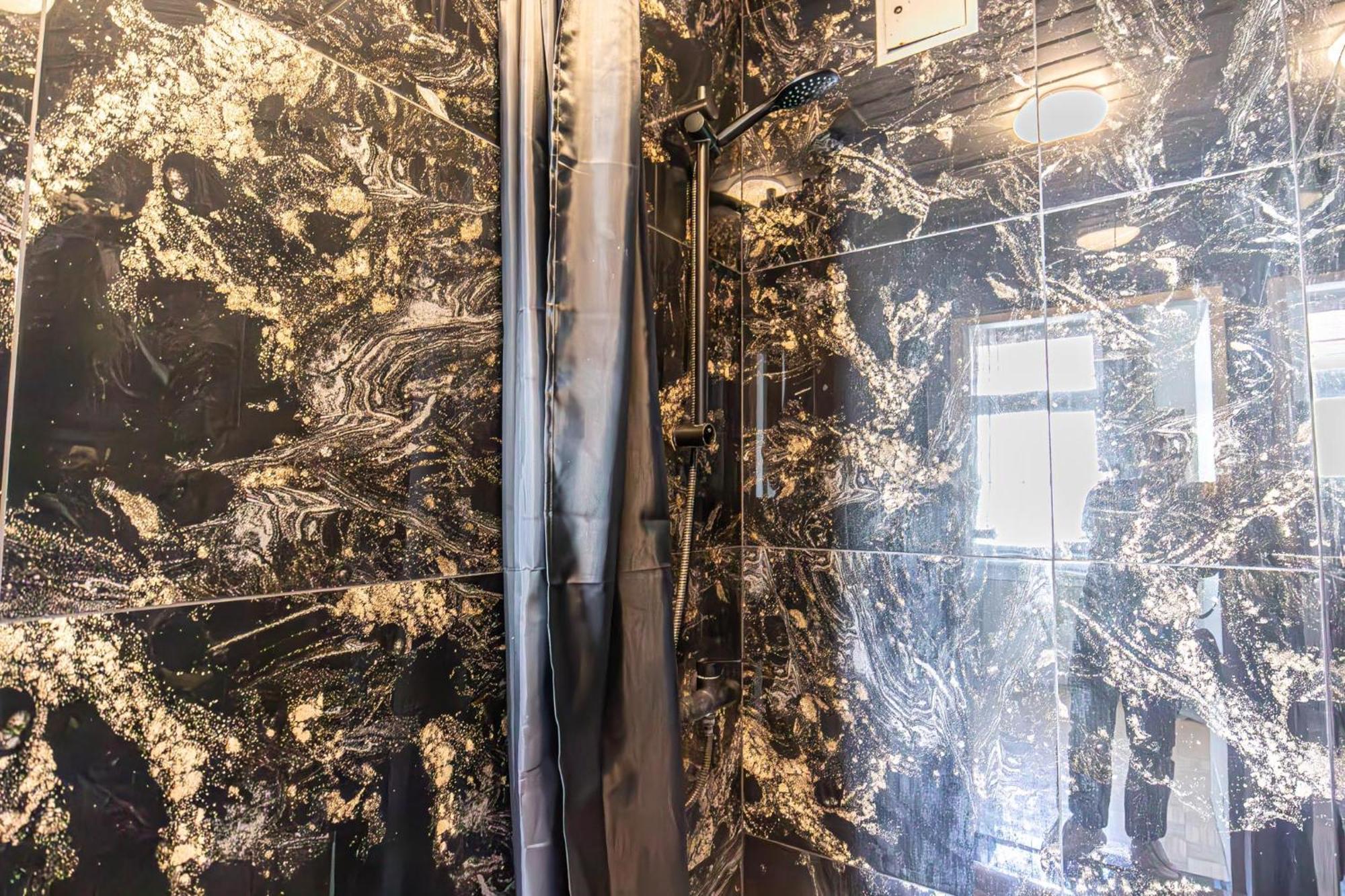 Near Schoenbrunn - Economy Rooms In Shared Apartment At Meidling Train Station ウィーン エクステリア 写真