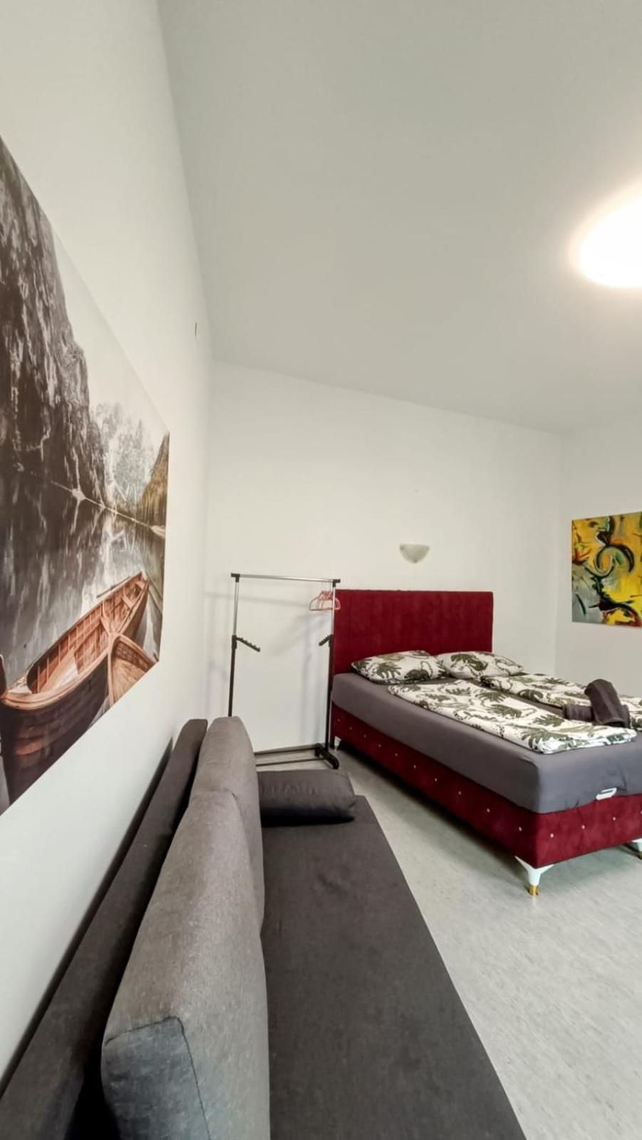Near Schoenbrunn - Economy Rooms In Shared Apartment At Meidling Train Station ウィーン エクステリア 写真
