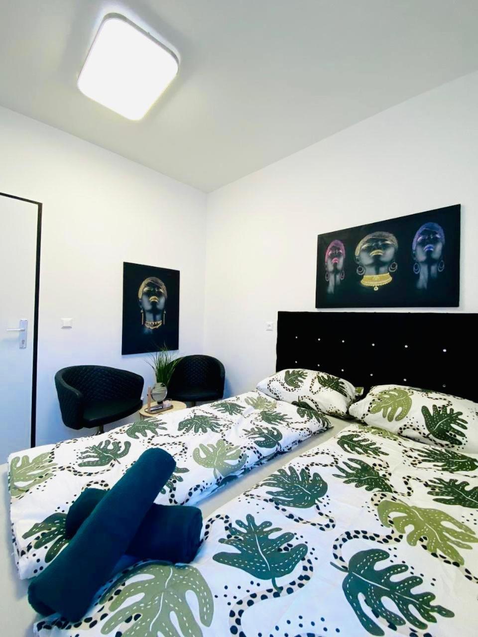 Near Schoenbrunn - Economy Rooms In Shared Apartment At Meidling Train Station ウィーン エクステリア 写真