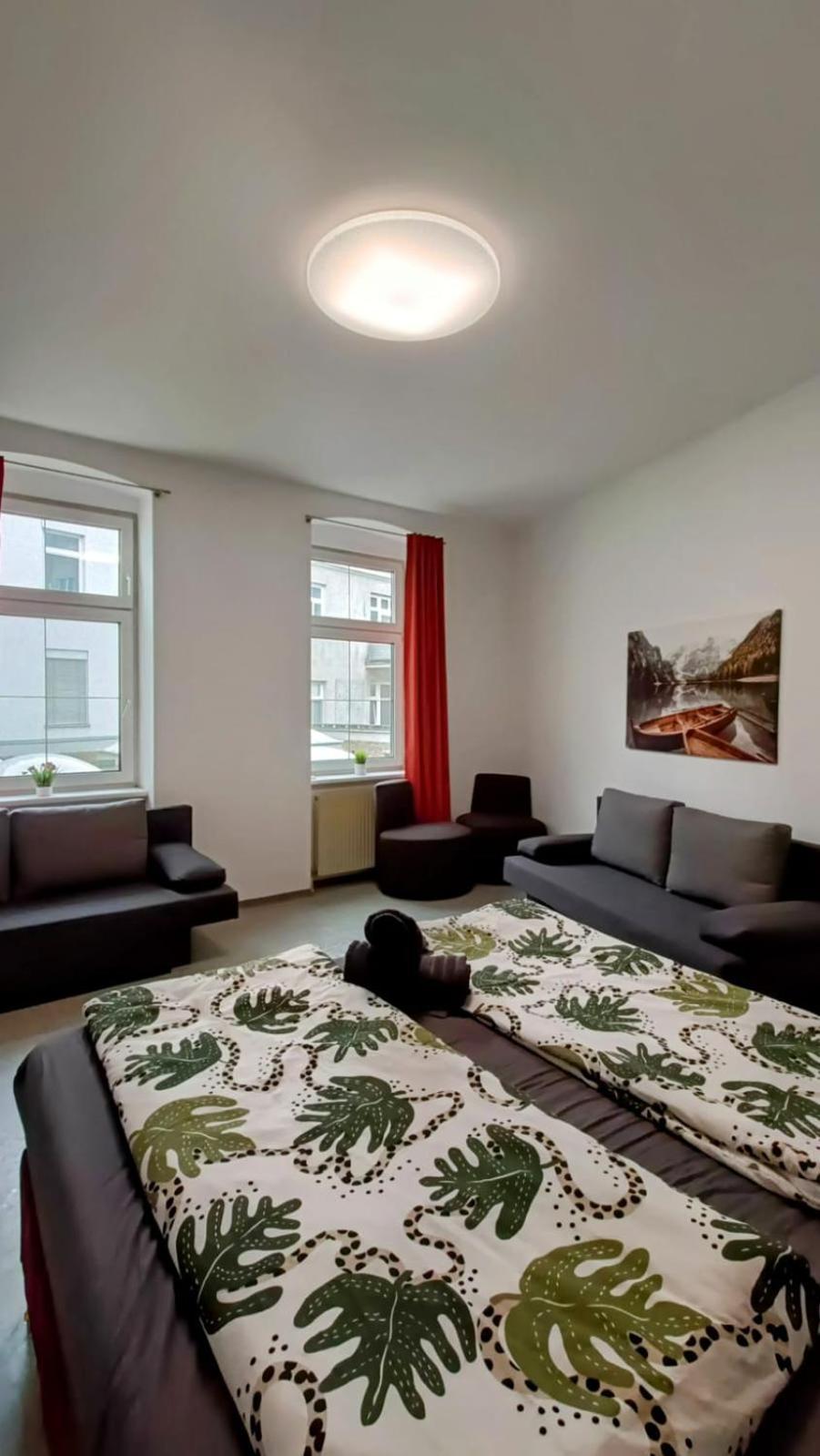 Near Schoenbrunn - Economy Rooms In Shared Apartment At Meidling Train Station ウィーン エクステリア 写真