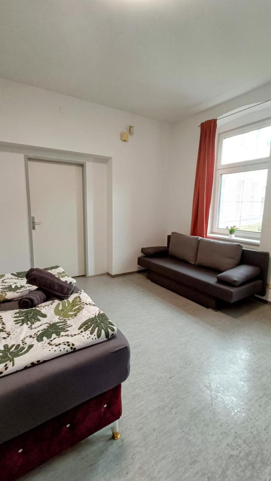 Near Schoenbrunn - Economy Rooms In Shared Apartment At Meidling Train Station ウィーン エクステリア 写真