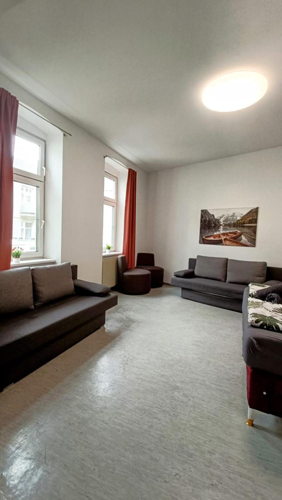 Near Schoenbrunn - Economy Rooms In Shared Apartment At Meidling Train Station ウィーン エクステリア 写真