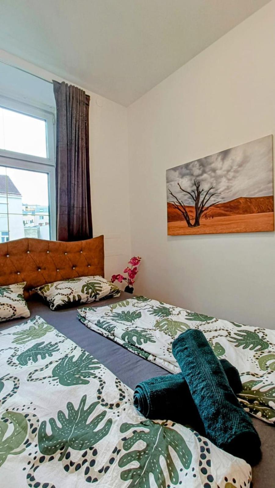 Near Schoenbrunn - Economy Rooms In Shared Apartment At Meidling Train Station ウィーン エクステリア 写真