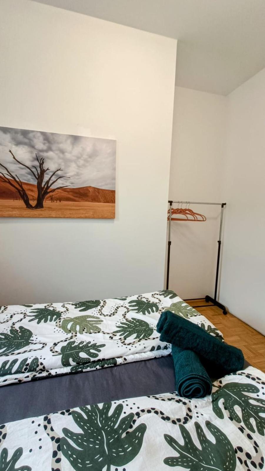 Near Schoenbrunn - Economy Rooms In Shared Apartment At Meidling Train Station ウィーン エクステリア 写真