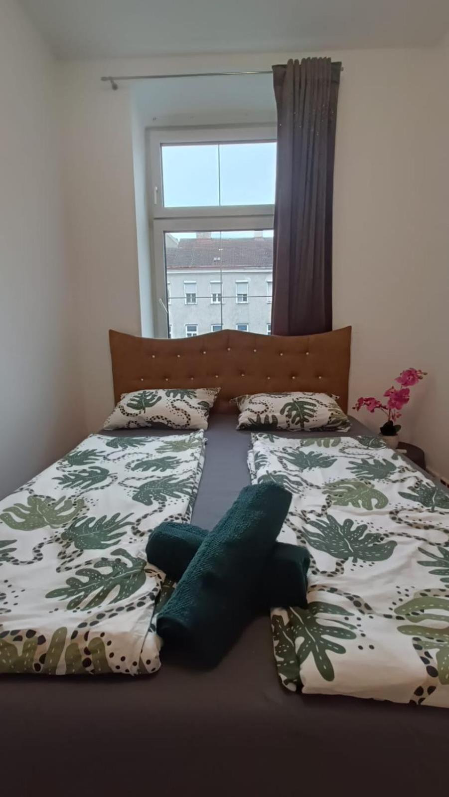 Near Schoenbrunn - Economy Rooms In Shared Apartment At Meidling Train Station ウィーン エクステリア 写真
