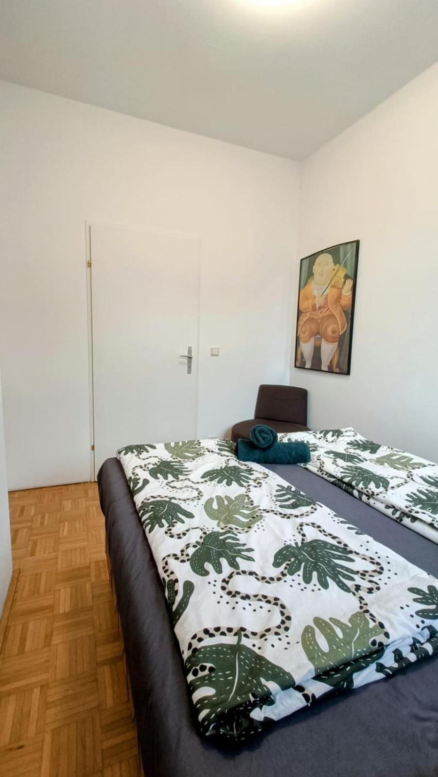 Near Schoenbrunn - Economy Rooms In Shared Apartment At Meidling Train Station ウィーン エクステリア 写真