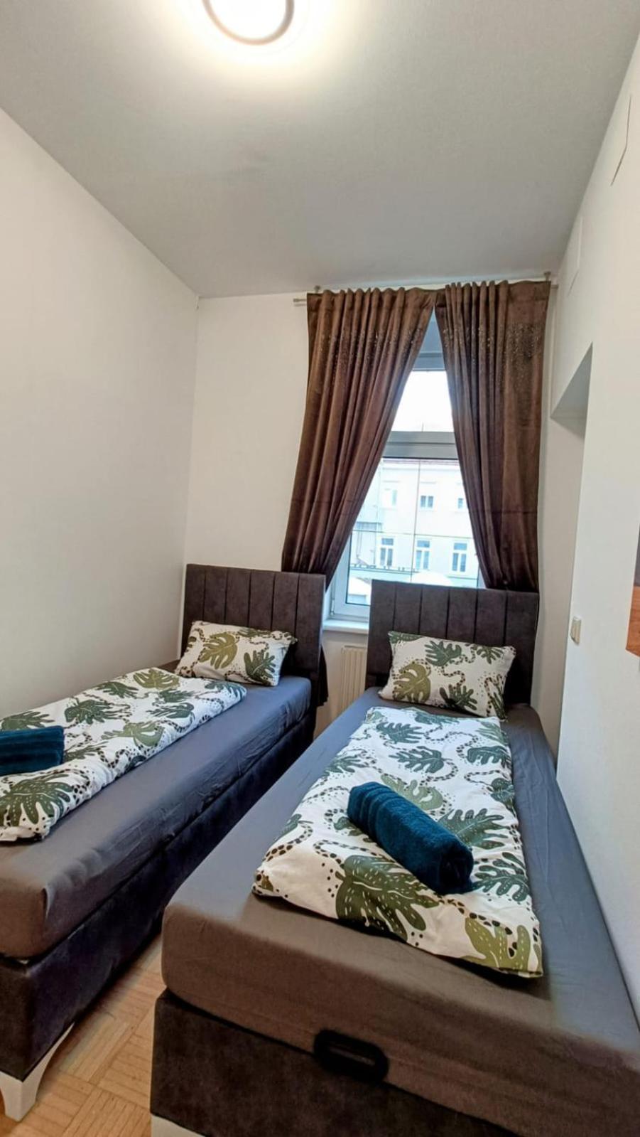 Near Schoenbrunn - Economy Rooms In Shared Apartment At Meidling Train Station ウィーン エクステリア 写真